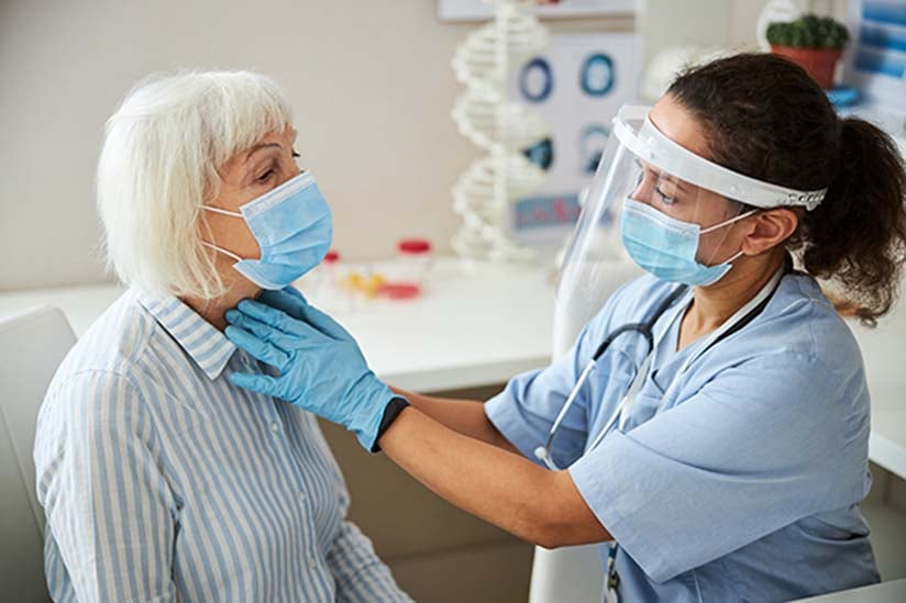 A%20pediatric%20nurse%20in%20a%20white%20coat%20and%20mask%20uses%20a%20stethoscope%20to%20listen%20to%20a%20young%20girl's%20heart,%20who%20looks%20at%20her%20with%20trust%20and%20curiosity%20during%20a%20medical%20check-up%20in%20a%20clinic.